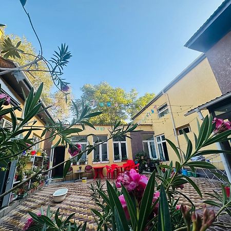 בישקק Sweet Home Hostel מראה חיצוני תמונה