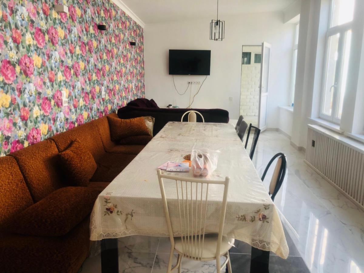 בישקק Sweet Home Hostel מראה חיצוני תמונה