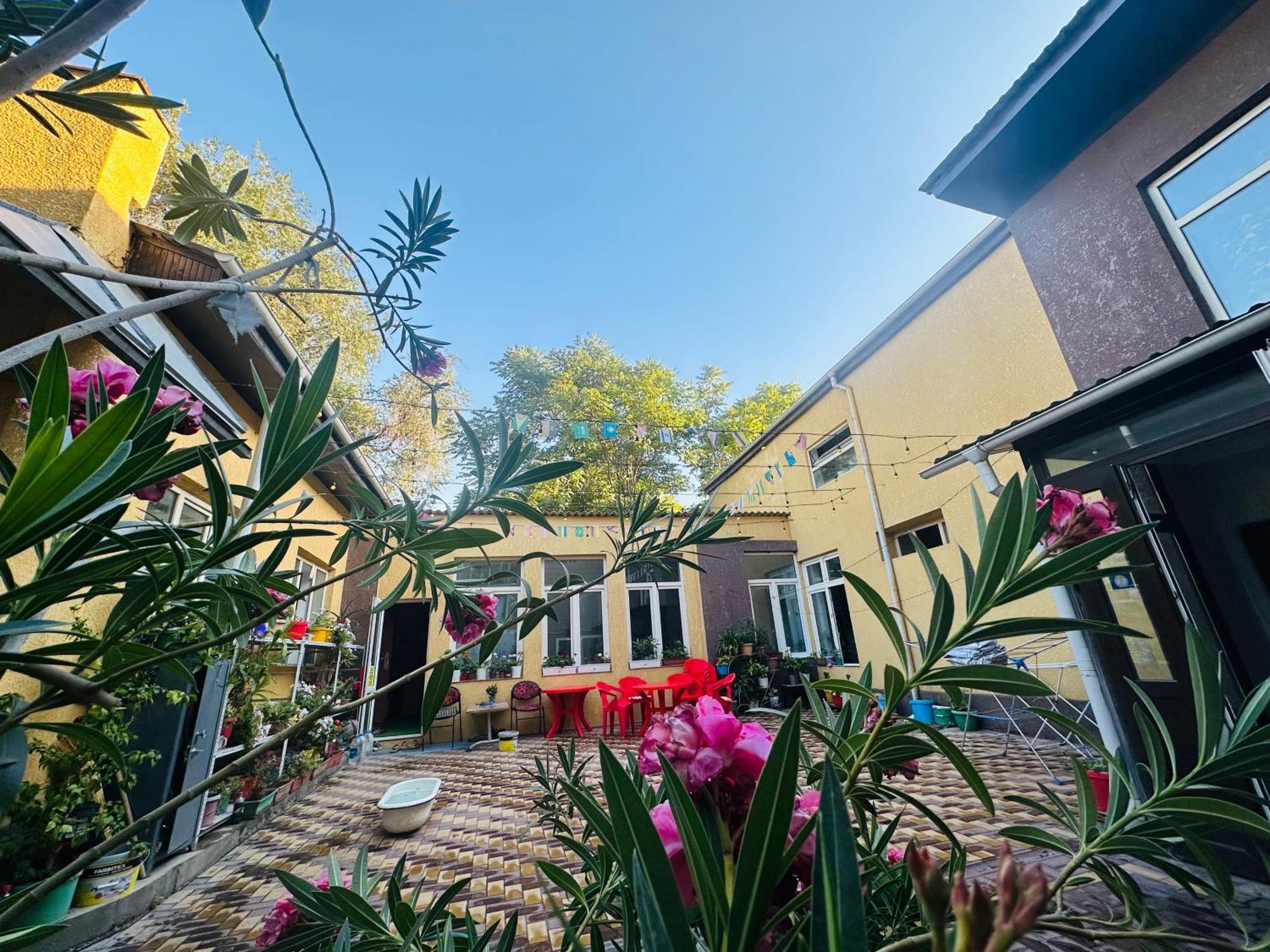 בישקק Sweet Home Hostel מראה חיצוני תמונה